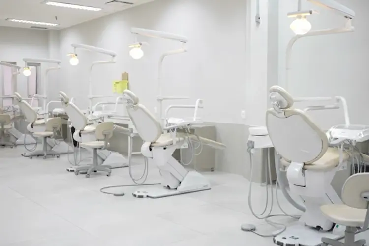 Clínica com várias cadeiras odontológicas